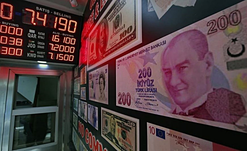 «Σφαλιάρα» από S&P και Moody’s στην Τουρκία: Υποβάθμισαν την πιστοληπτική της ικανότητα
