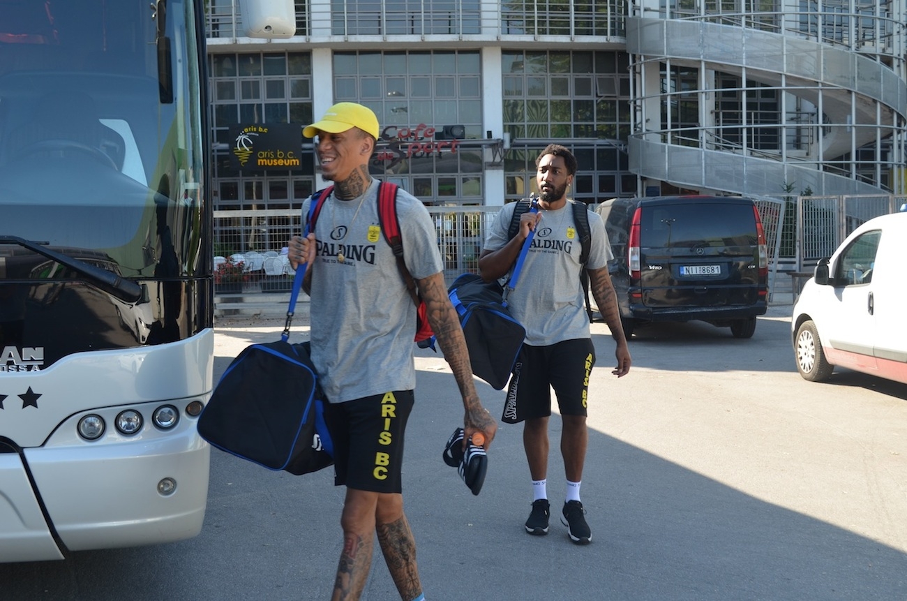 Υποδοχή με συνθήματα για τον Άρη (vids)