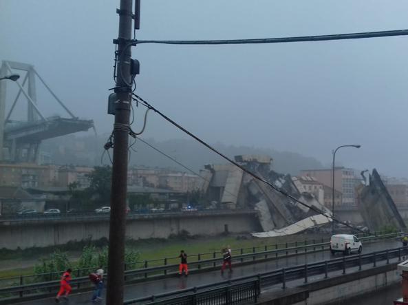 Τραγωδία στην Ιταλία: Δεκάδες νεκροί από κατάρρευση οδογέφυρας (vid)