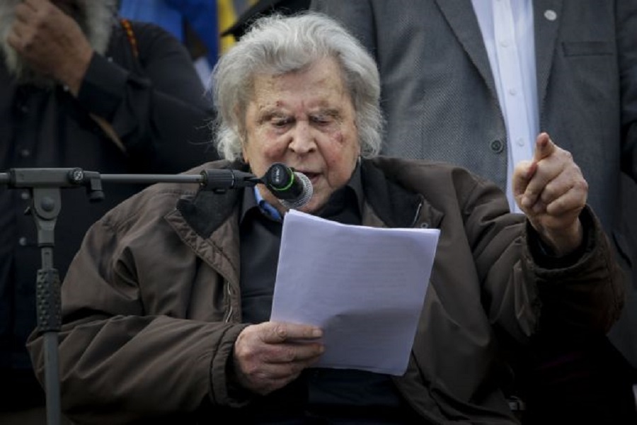Εκτός κινδύνου μετά από σοβαρό καρδιακό επεισόδιο ο Μίκης Θεοδωράκης