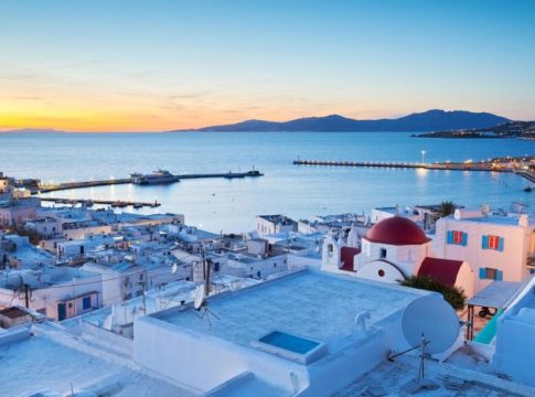 Πότε θα μπορούμε να ταξιδέψουμε στα νησιά: Οι τρεις φάσεις του σχεδίου της κυβέρνησης