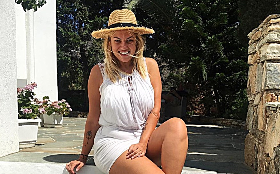 Η Νάνσυ Παραδεισανού ποζάρει topless στην Κάρπαθο (pic)
