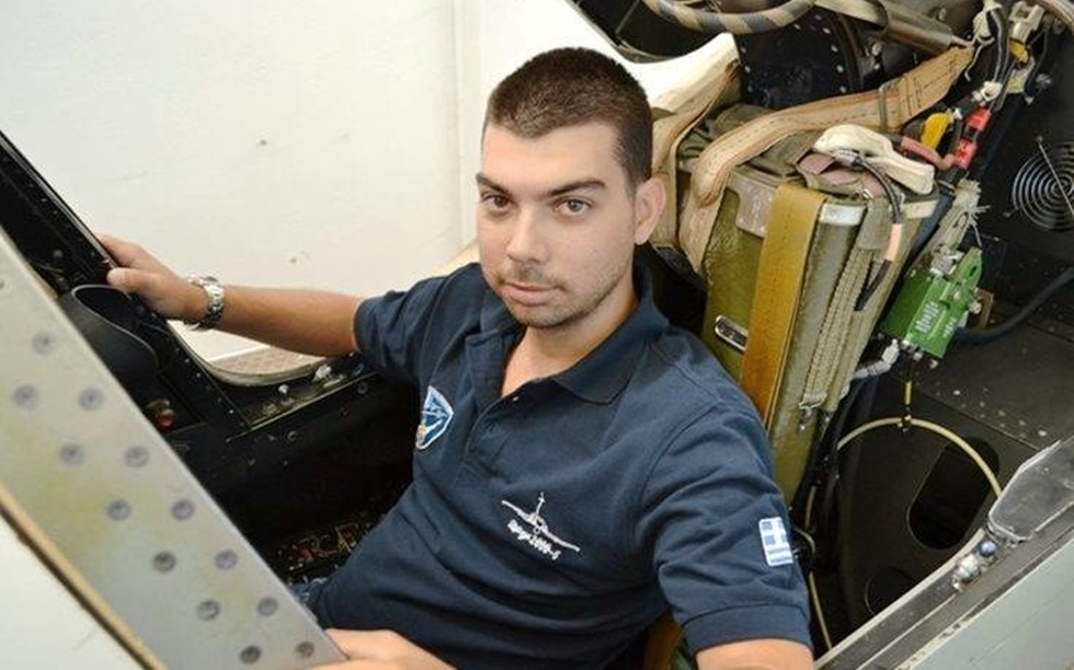 Μιχάλης Τσάλτας: Ο άνθρωπος που κατασκευάζει στο σπίτι του πιλοτήριο μαχητικού αεροσκάφους