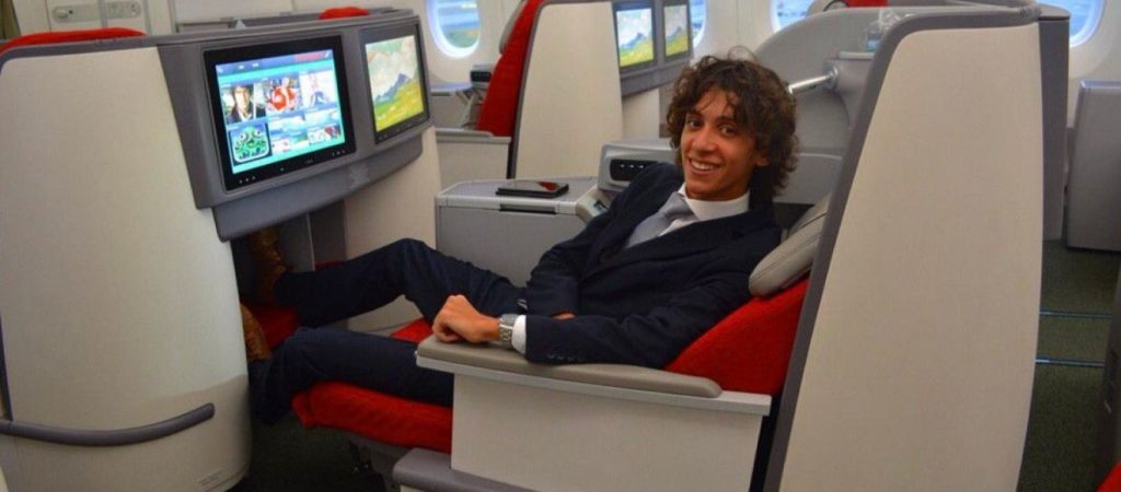 Άλεξ Μαχαίρα: Ο 20χρονος Έλληνας που βγάζει εκατομμύρια ταξιδεύοντας στην Α θέση των αεροπλάνων (pics)