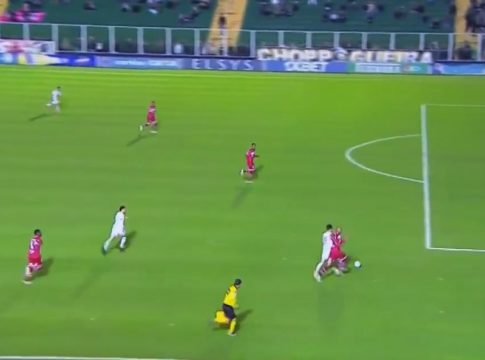 Βοηθός διαιτητή μπαίνει στο γήπεδο για να υποδείξει οφσάιντ