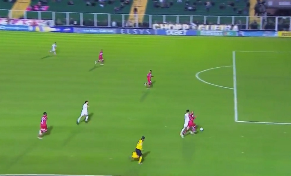 Βοηθός διαιτητή μπαίνει στο γήπεδο για να υποδείξει οφσάιντ