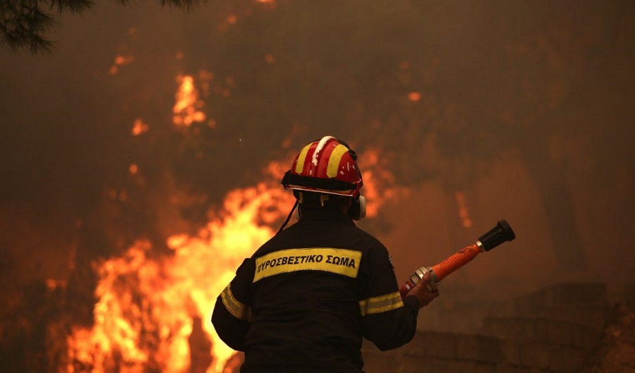 ΦΩΤΙΑ ΤΩΡΑ: Πυρκαγιά στην Αμαλιάδα