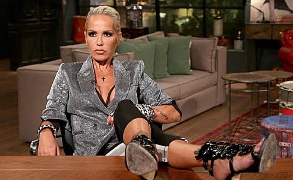 Η Νατάσα Καλογρίδη τυλιγμένη μόνο με μία κορδέλα μιλά για τον Λυκουρέζο (pic)