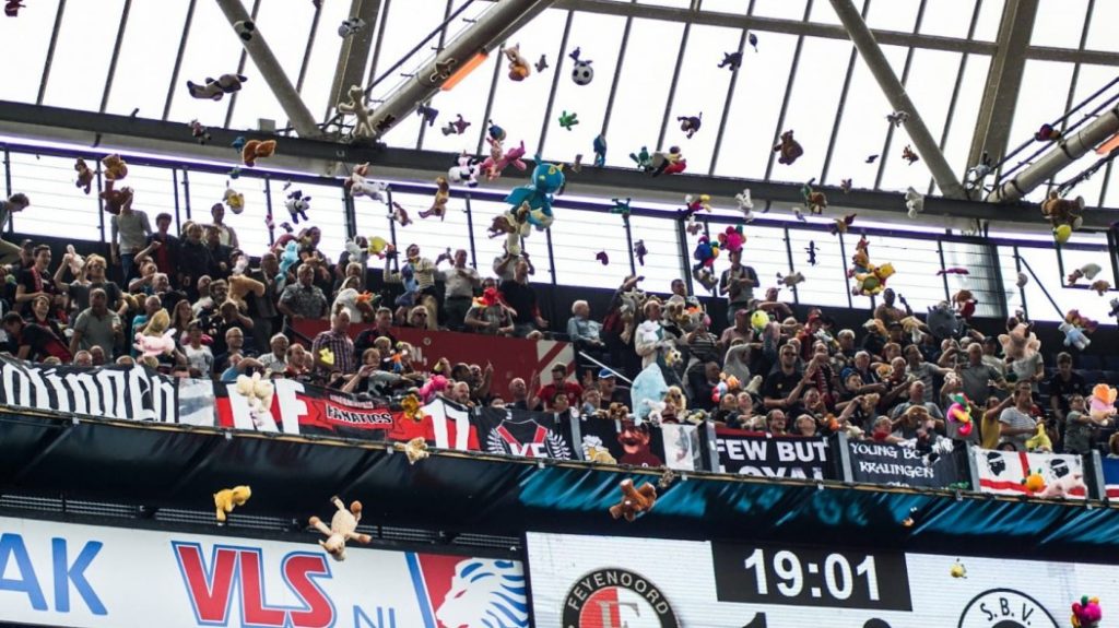 Έβρεξε… λούτρινα αρκουδάκια στο Φέγενορντ-Εξέλσιορ! (vids)