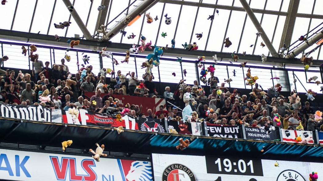 Έβρεξε… λούτρινα αρκουδάκια στο Φέγενορντ-Εξέλσιορ! (vids)