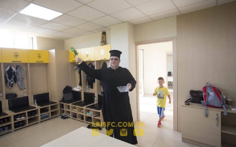 Πάτερ Χρήστος : «Ευχήθηκα στους παίκτες του Άρη το πρωτάθλημα!»