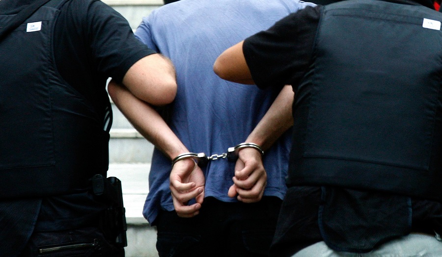 Συνελήφθη 31χρονος που προσπάθησε να παρασύρει αστυνομικούς με αυτοκίνητo