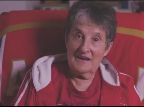 Μια 81χρονη οπαδός της Άρσεναλ έκανε τατουάζ για την αγαπημένη της ομάδα! (vid)