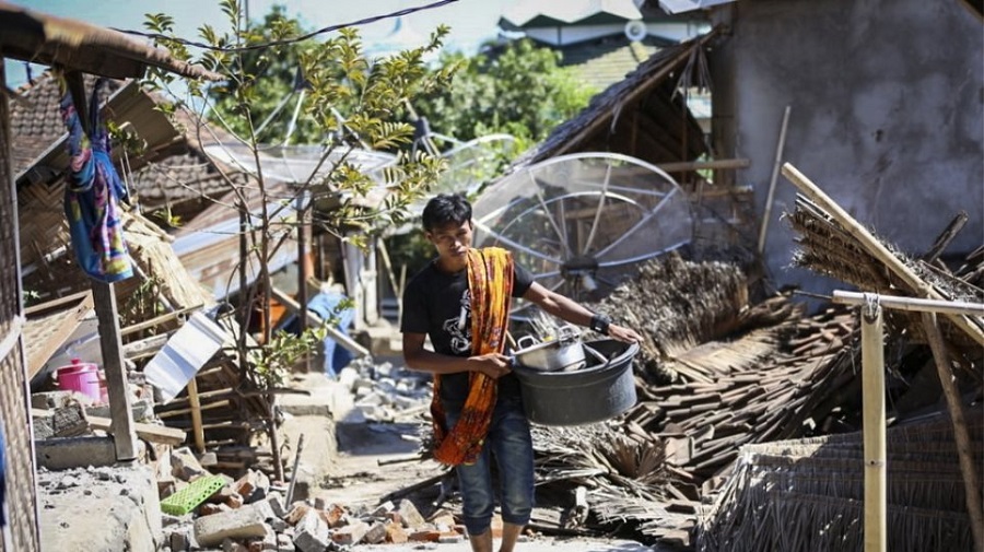 Ινδονησία: Επιχείρηση διάσωσης 900 εγκλωβισμένων τουριστών μετά τον σεισμό