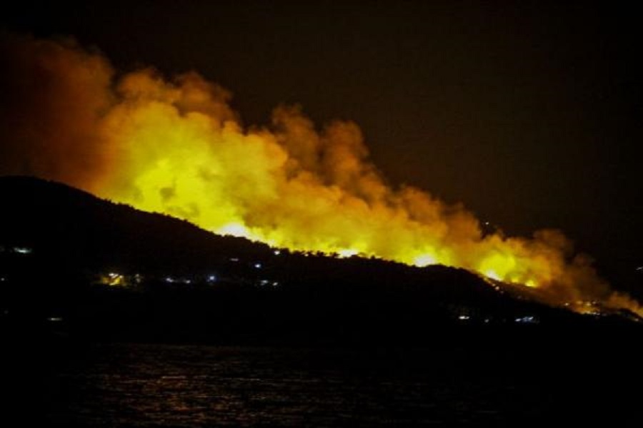 Σάμος: Ανεξέλεγκτη η πυρκαγιά – Σπεύδουν εναέρια πυροσβεστικά μέσα