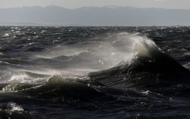 Σαρώνει την Ελλάδα ο «Ξενοφών» – Κλείνουν σχολεία και λιμάνια.