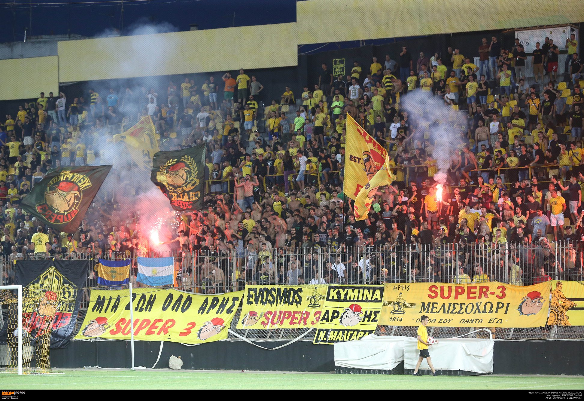 Οι νέες σημαίες της ΠΑΕ Άρης (vid)