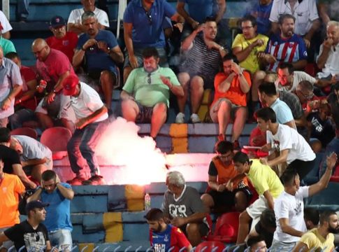 Απίστευτο: μόνο πρόστιμο για τη φωτοβολίδα ευθείας βολής στη Νέα Σμύρνη