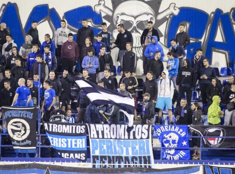 Απίστευτο: «Ιπτάμενη» φωτοβολίδα καρφώθηκε μέσα στο γήπεδο του Ατρομήτου!