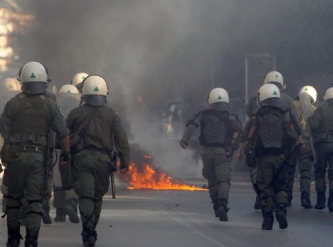 ΠΑΟΚ – Αρης: Ρίψη μολότοφ και ένταση με την Αστυνομία έξω από την Τούμπα!