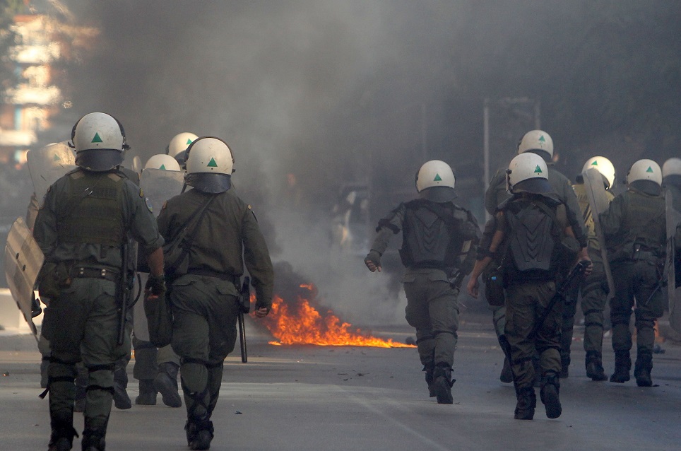 ΠΑΟΚ – Αρης: Ρίψη μολότοφ και ένταση με την Αστυνομία έξω από την Τούμπα!