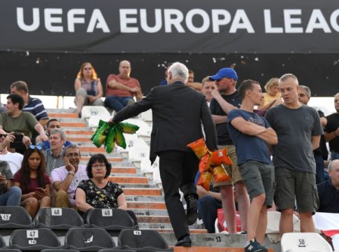 Έπος: ο πρόεδρος της Τσέλσι μοίρασε πατατάκια στην Τούμπα (pics)