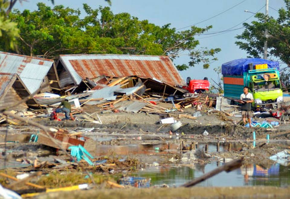 Τραγωδία στην Ινδονησία : Σε 384 ανήλθε ο αριθμός των νεκρών από σεισμό και τσουνάμι