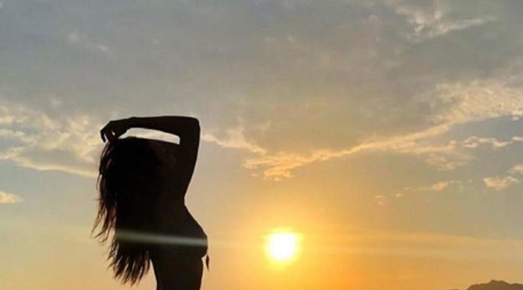 Ελληνίδα παρουσιάστρια κολάζει με το μπούστο της (pics)
