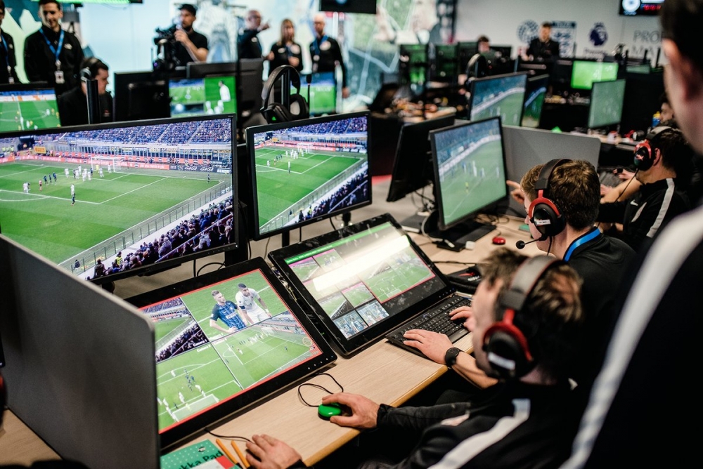 Επισπεύδει το VAR η UEFA στα νοκ-άουτ του Τσάμπιονς και Γιουρόπα Λιγκ