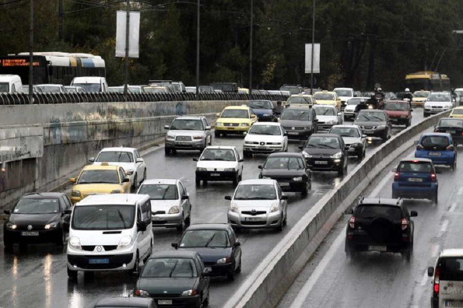 Ταλαιπωρία για τους οδηγούς στους δρόμους λόγω κακοκαιρίας