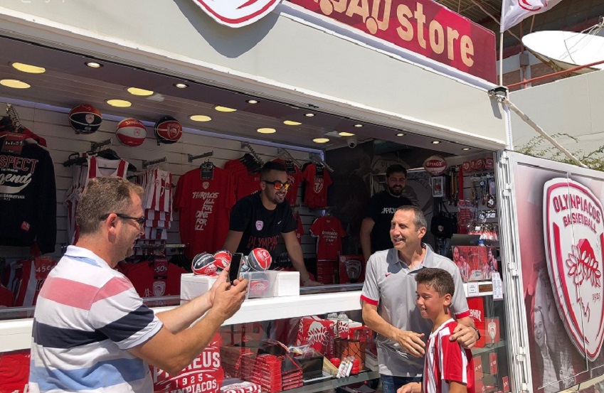 Ερυθρόλευκες επισκέψεις στο Olympiacos BC Road Store (pics)