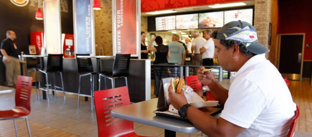 O πρώτος που θα δοκιμάσει το νέο έδεσμα παίρνει… 22.000 ευρώ – Χαμός με αλυσίδα fast-food