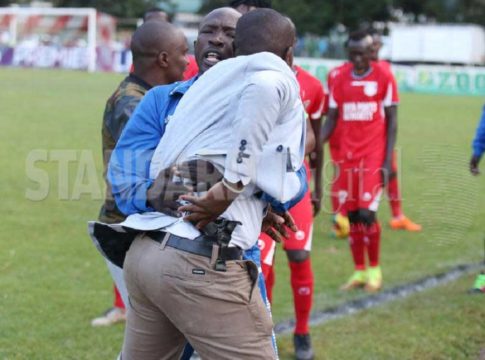 Άνδρας εισέβαλε ένοπλος στο γήπεδο απειλώντας παίκτες! (pics)