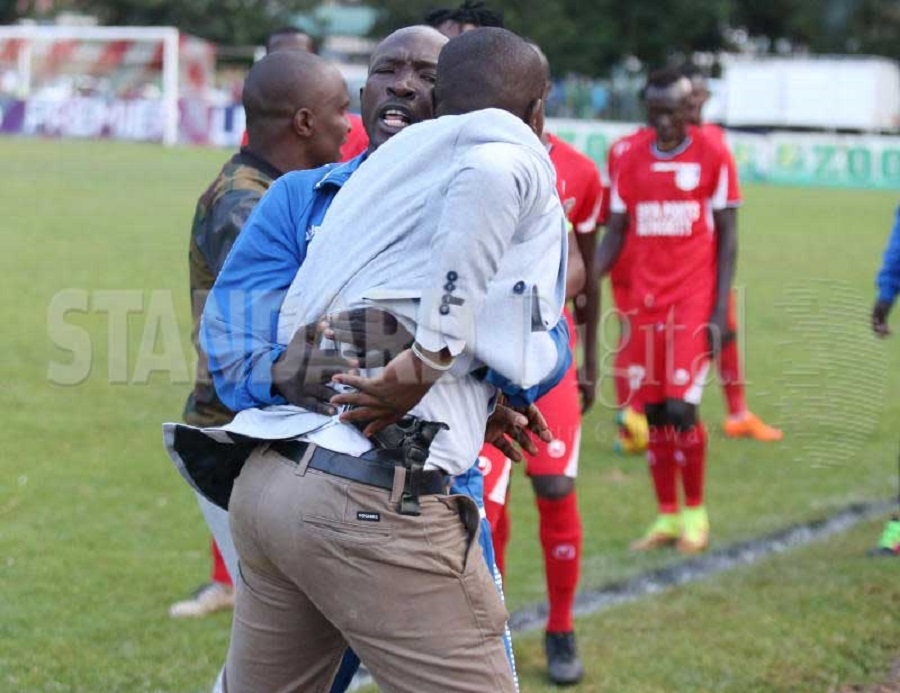 Άνδρας εισέβαλε ένοπλος στο γήπεδο απειλώντας παίκτες! (pics)