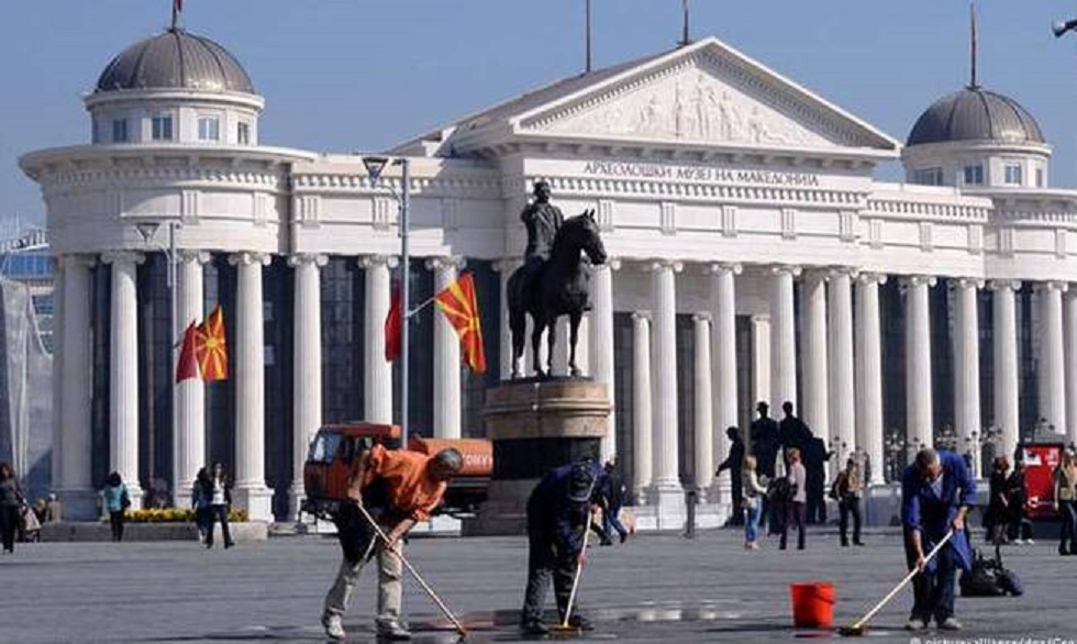 Σκόπια: Με πιστόλια καλούν σε μποϊκοτάζ του δημοψηφίσματος