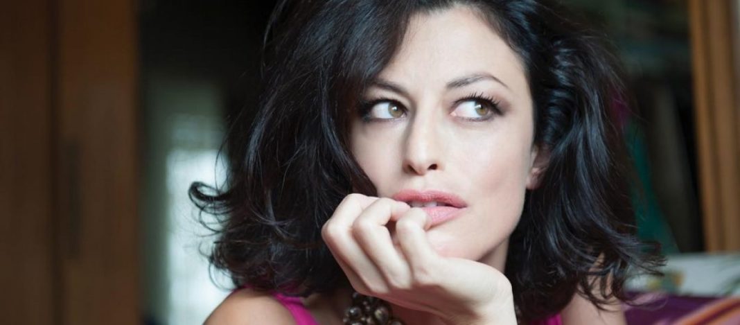 Δωροθέα Μερκούρη: Φωτογραφίζεται αισθησιακή και ολόγυμνη στο σαλόνι της (pic) | to10.gr Δωροθέα Μερκούρη: Φωτογραφίζεται αισθησιακή και ολόγυμνη στο σαλόνι της (pic) | to10.gr