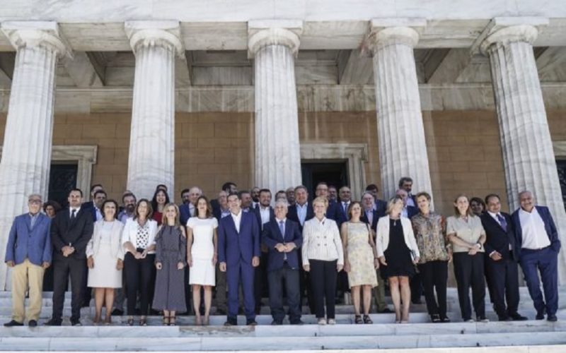 Παροχολογία χωρίς τέλος από την κυβέρνηση με φόντο τις κάλπες – «Καραδοκούν» οι αγορές