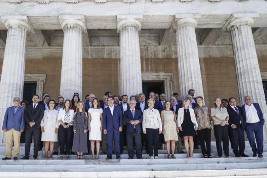 Παροχολογία χωρίς τέλος από την κυβέρνηση με φόντο τις κάλπες – «Καραδοκούν» οι αγορές