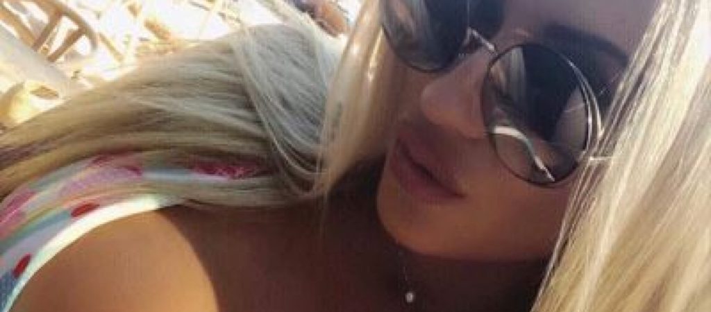 Ελληνίδα τραγουδίστρια φωτογραφίστηκε γυμνή σε τζακούζι – Μαζί με φίλη της!