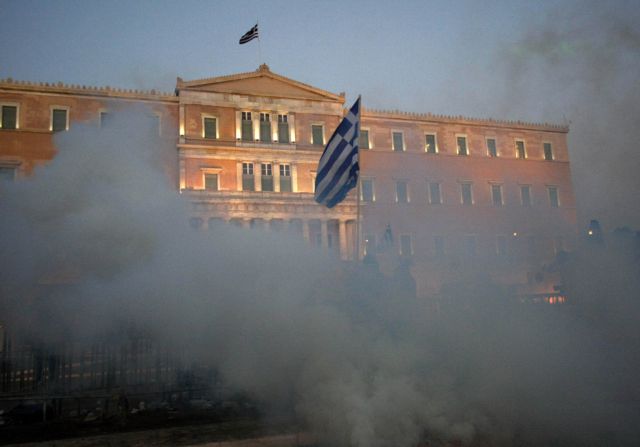 Η χώρα σε τεντωμένο σχοινί – Πολιτικό και κοινωνικό μίσος οδηγεί σε χάος