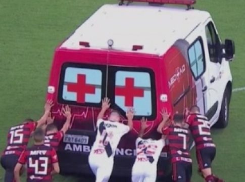 Ασθενοφόρο έμεινε μες τη μέση του γηπέδου (vid)