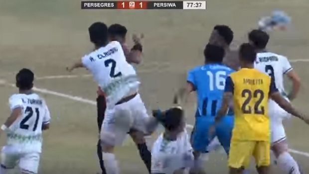 Διαιτητής χτυπήθηκε από ποδοσφαιριστές για καταλογισμό πέναλτι (vid)