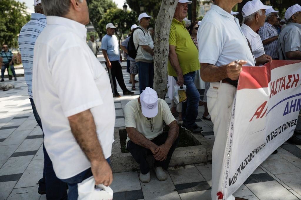 Δημοσιονομική «βόμβα» 8 δισ. από τις συντάξεις – Πώς ο ΣΥΡΙΖΑ εμπαίζει τους συνταξιούχους