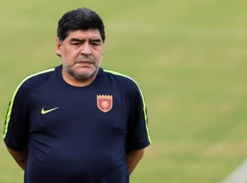 Σε άσχημη κατάσταση ο Μαραντόνα – Περπατά υποβασταζόμενος κατά την προπόνηση (vid)