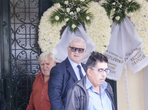 Υπό την παρουσία Μελισσανίδη η κηδεία του Τάσου Βασιλείου