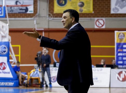 Επικό σχόλιο του Αγγέλου για τη διαιτησία στο Λαύριο : «Ουγκάγκα μπουμ μπουμ…»