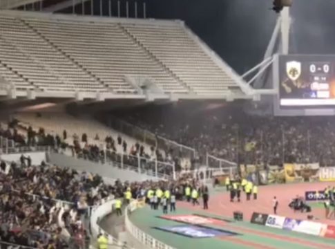 Εισβολή φιλάθλων της ΑΕΚ στον αγωνιστικό χώρο του ΟΑΚΑ! (vid)