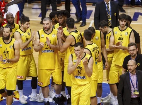 Νέα, πλούσια κι ωραία