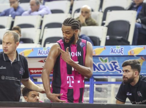 Παίκτης της Βόννης έκανε χειρονομία και αποβλήθηκε