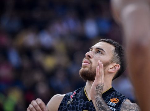 Show time: Πάσα του Τζέιμς κάτω από τα πόδια και κάρφωμα του Γκουντάιτις (vid)